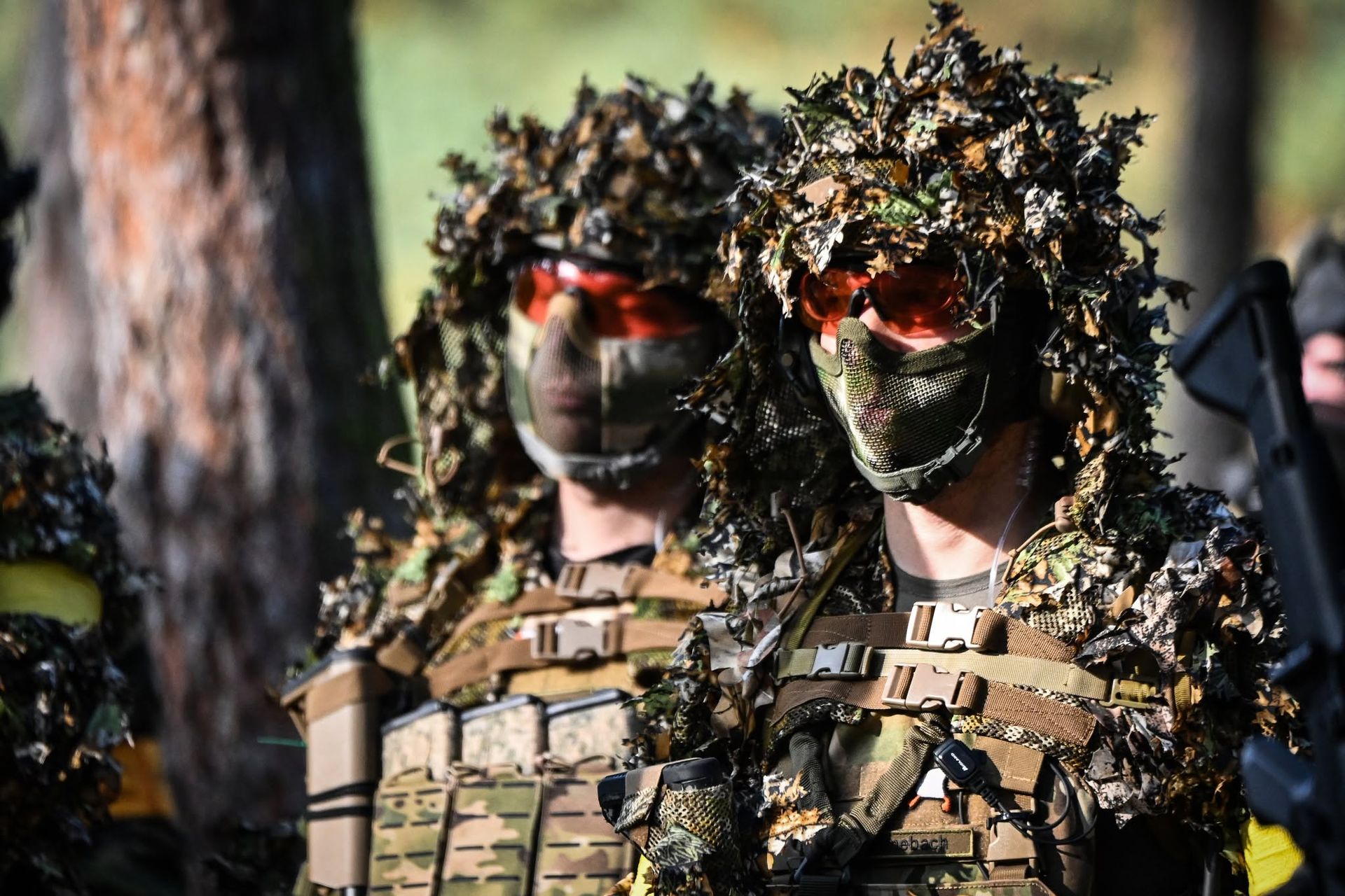 Mehrere Airsoft Spieler mit Schutzausrüstung auf einem Outdoor-Spielfeld in Mahlwinkel