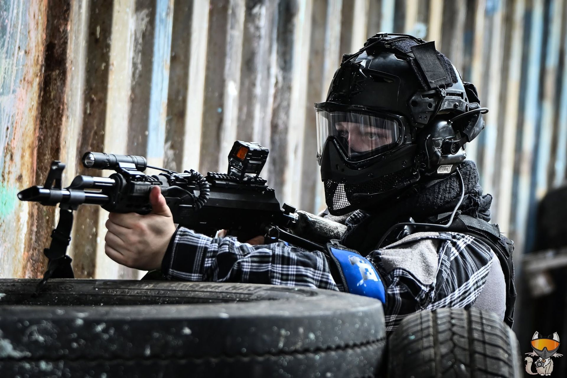 Mehrere Paintballspieler auf einem Spielfeld