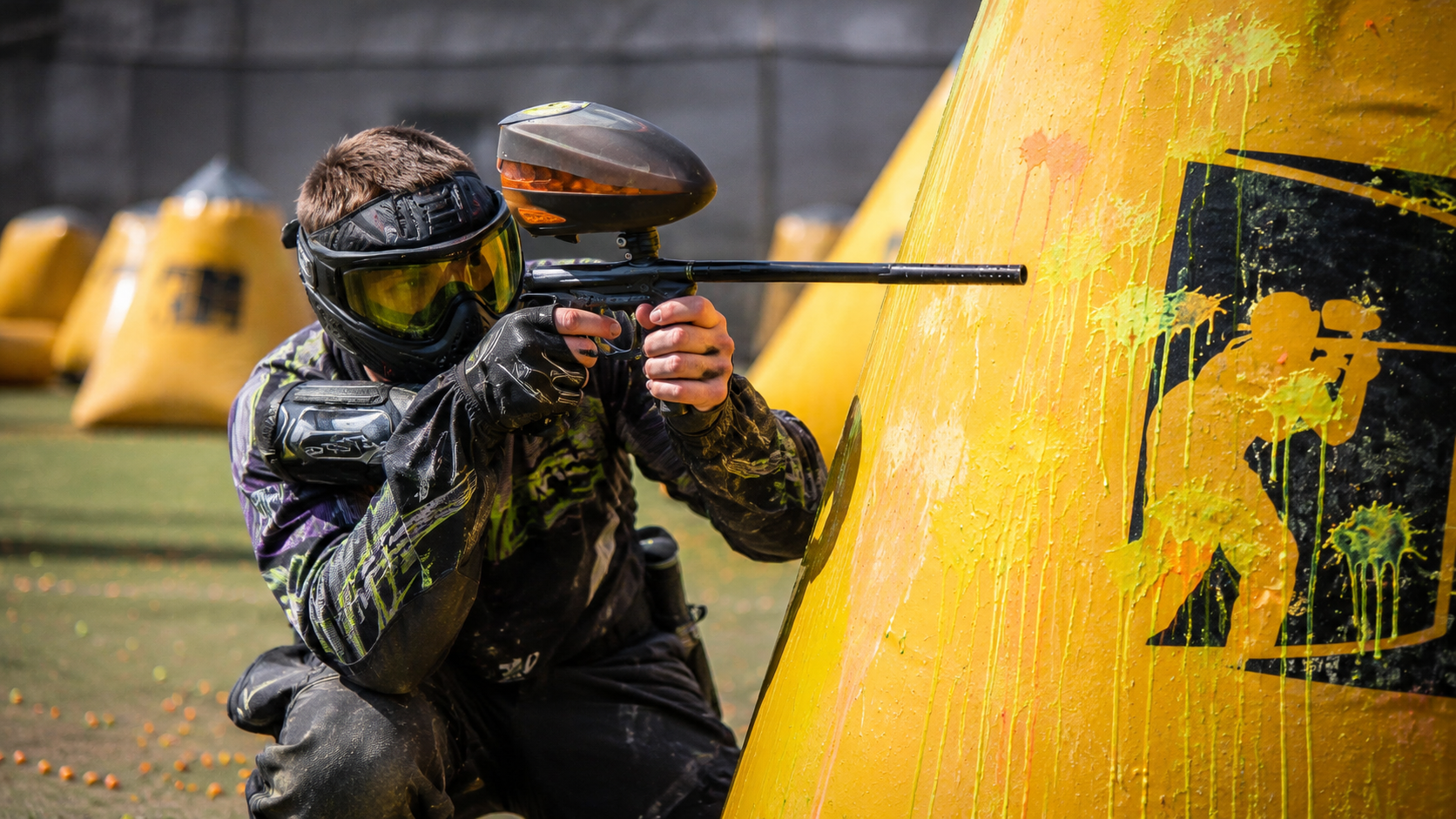 SupAir Paintball Spieler mit Maske, Hopper und Markierer
