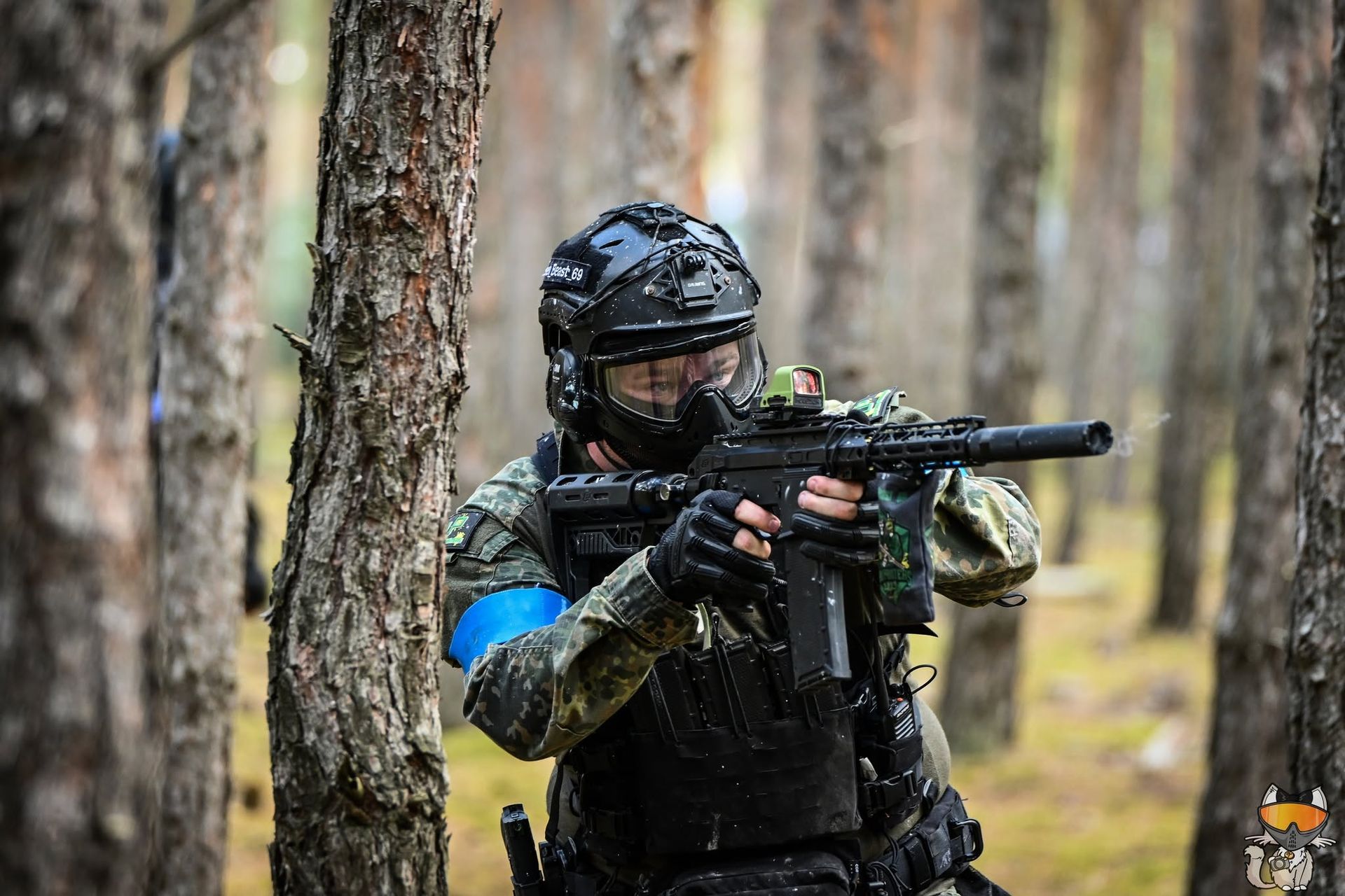 Paintballspieler auf einem Woodland-Spielfeld im Wald