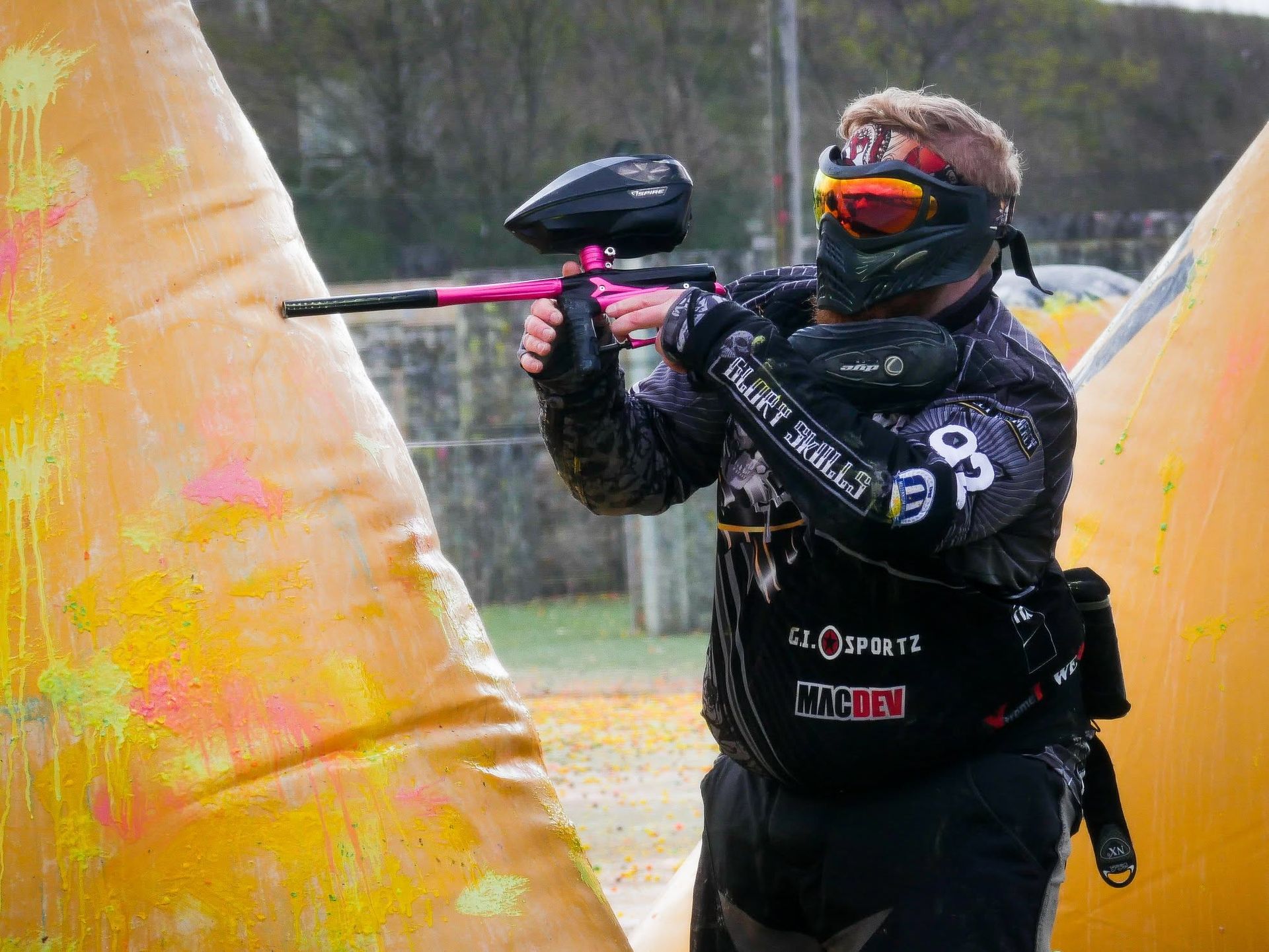 SupAir Paintball Spieler beim Turnier hinter einer gelben Deckung