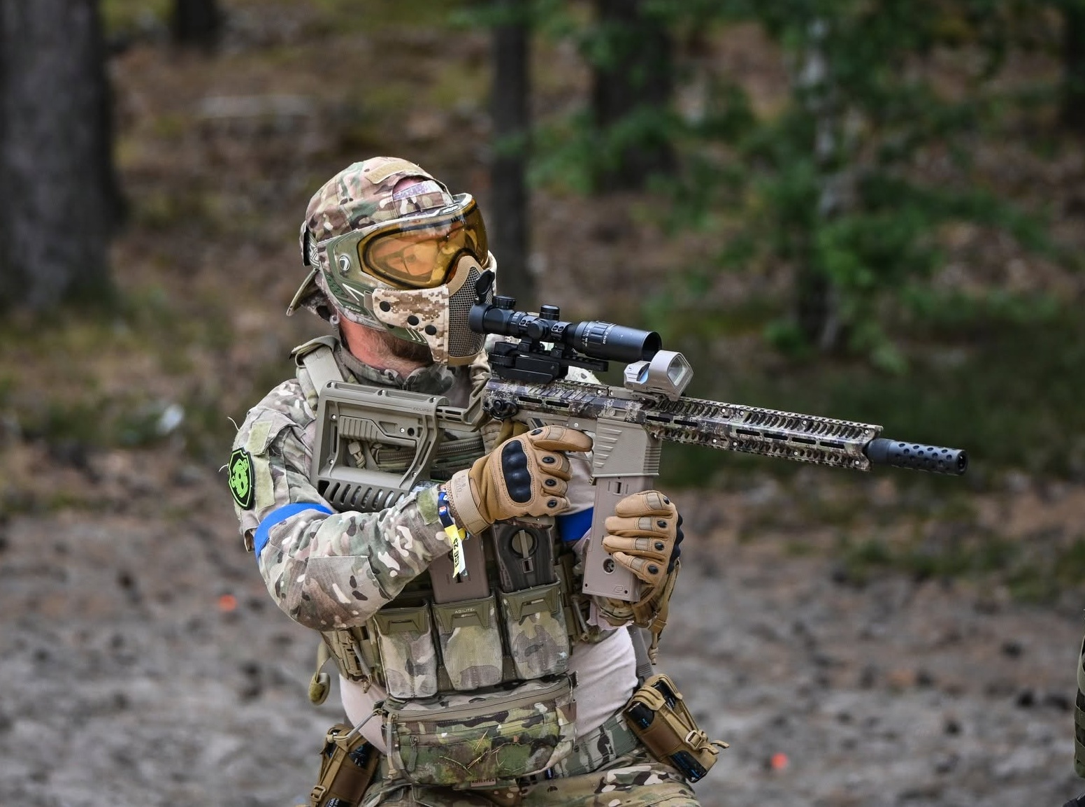 Woodland-Paintballspieler im Gelände