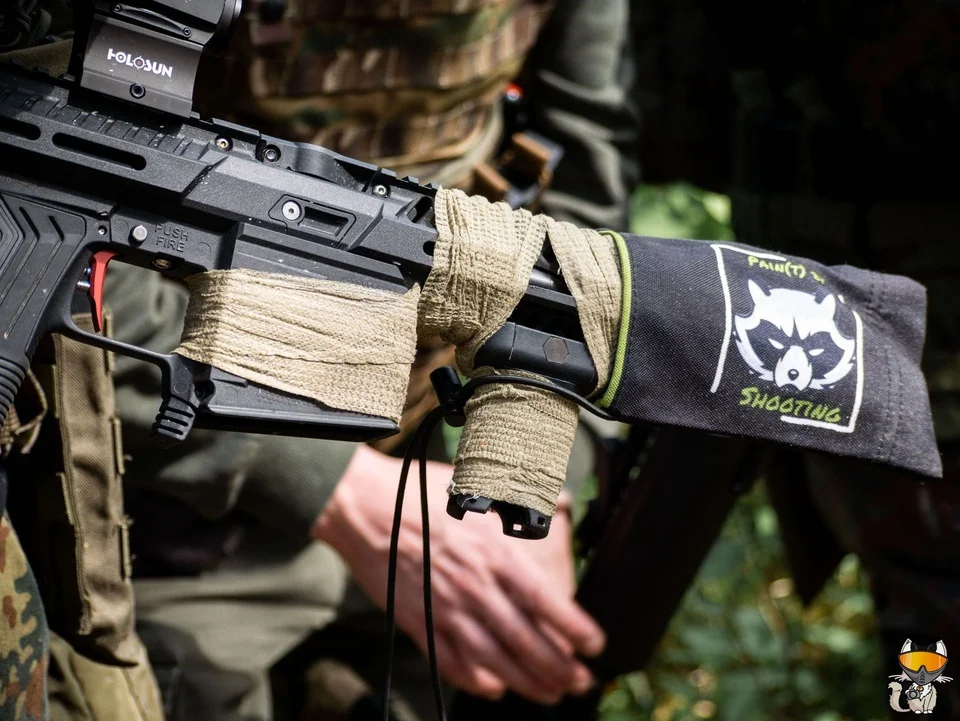 Magfed und MilSim Setup mit breiter Laufsocke Paintball Magfed und Airsoft MilSim Spieler mit robuster Laufsocke